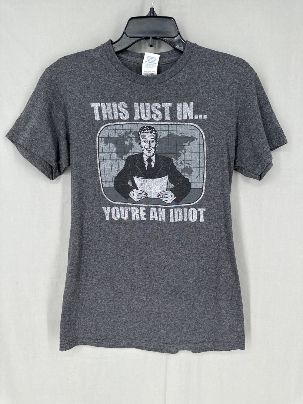 Funny Shirt Mens Small Gray Humor Comedy Idiot Newscaster Graphic Tee